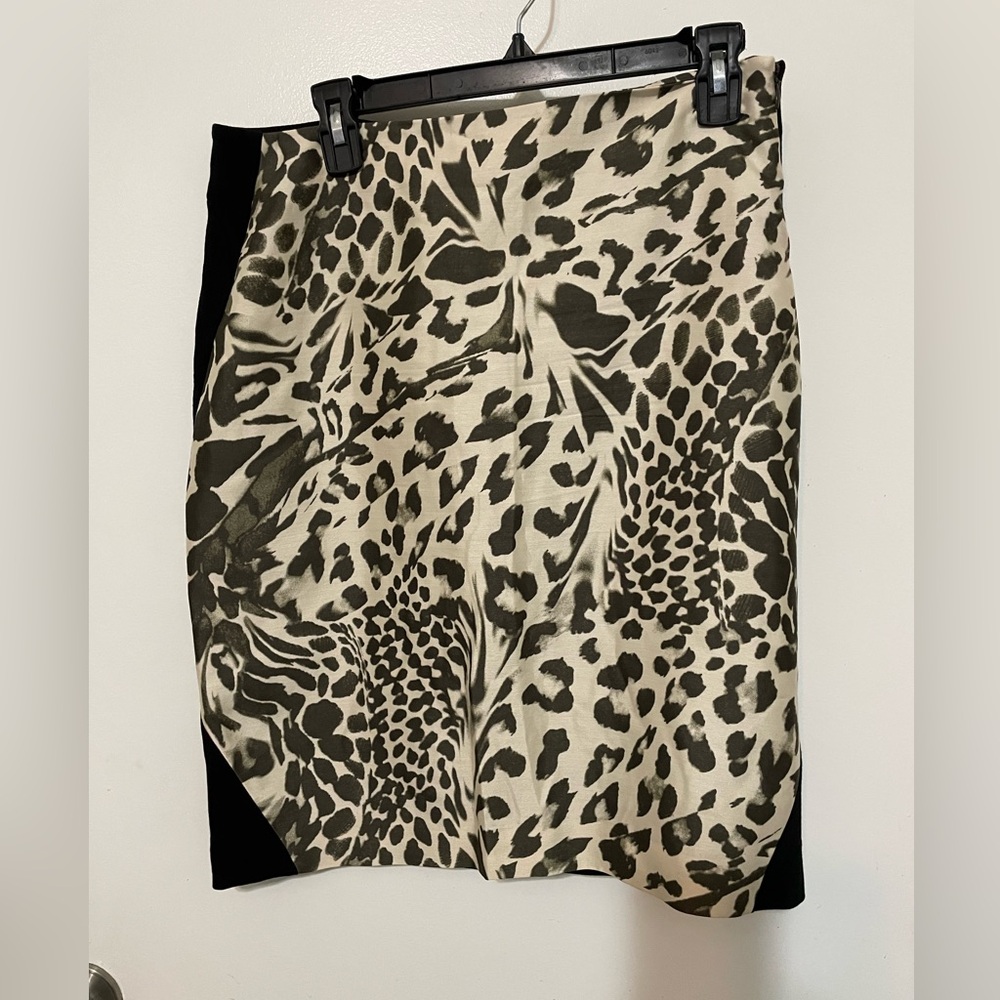 Diane Von Furstenberg DVF animal
Print mixed Media silk Wool blend Pencil skirt